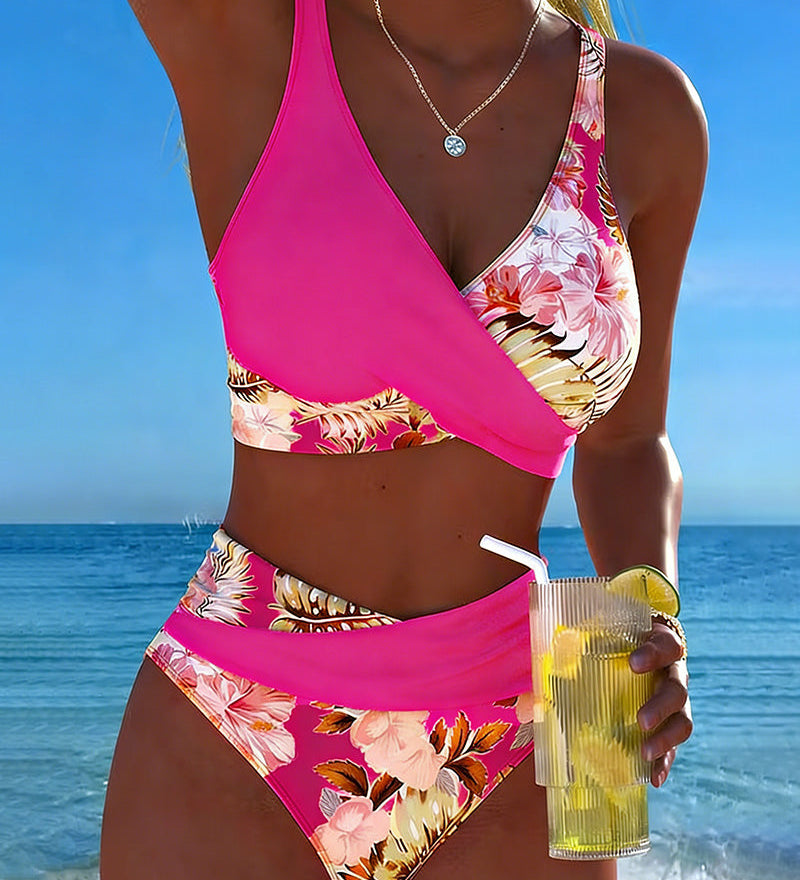 Bikini s kontrastnim cvetnim uzorkom i izrezom