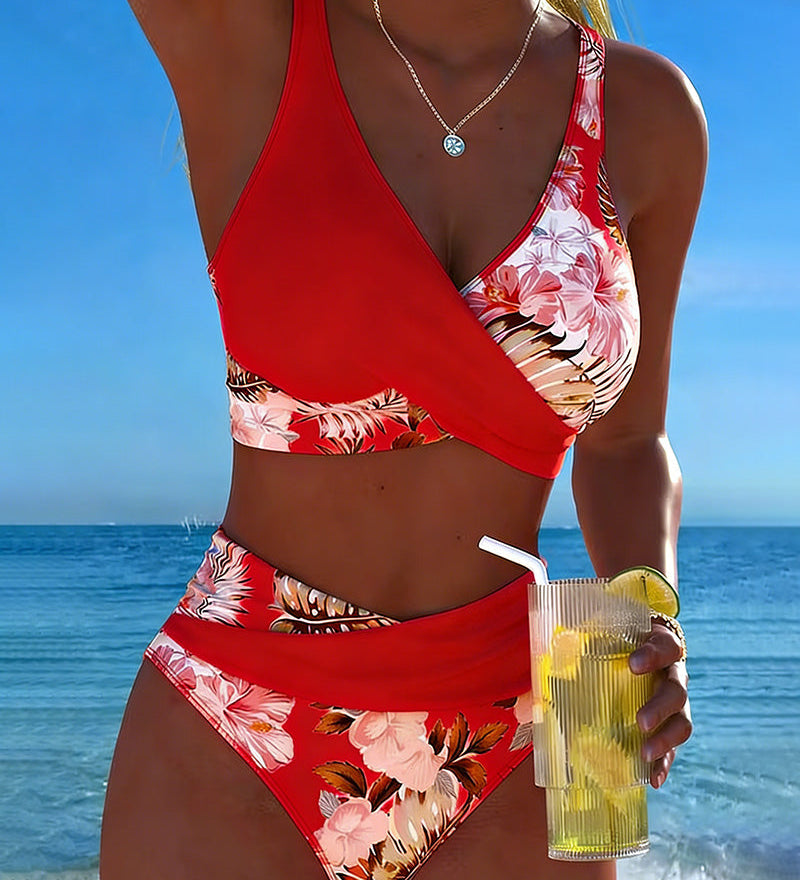 Bikini s kontrastnim cvetnim uzorkom i izrezom