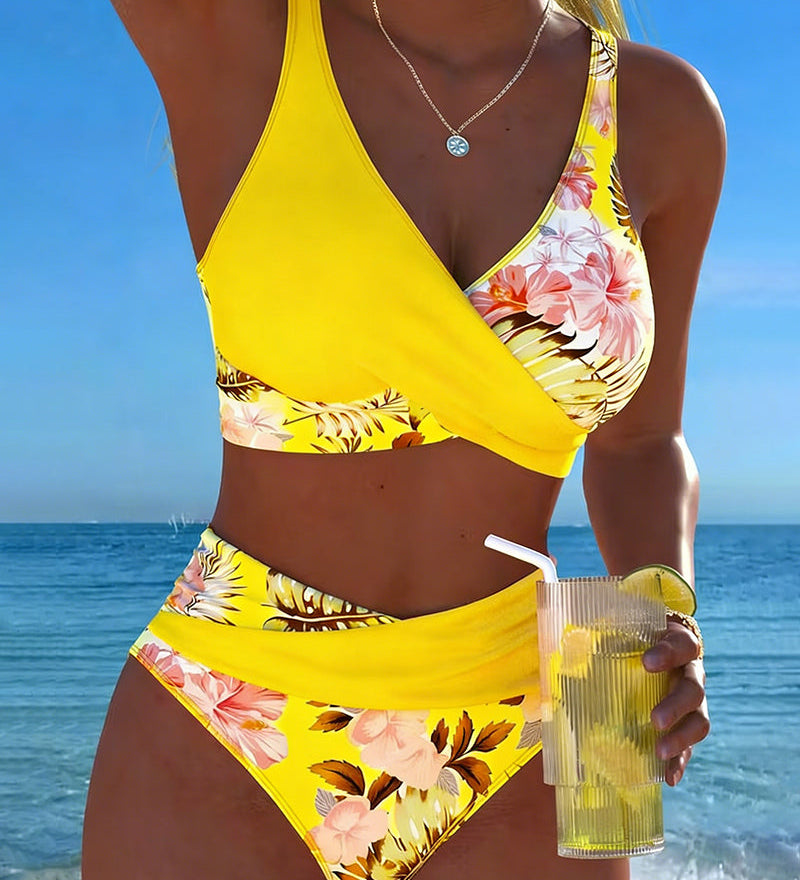 Bikini s kontrastnim cvetnim uzorkom i izrezom